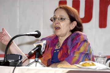 Πόλο αντίστασης στον «ευρωμονόδρομο» ζητά η Αλέκα Παπαρήγα