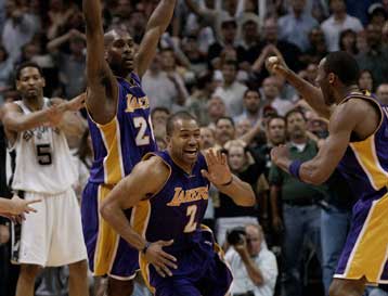 Συγκλονιστική νίκη των Λέικερς στο Alamodome και προβάδισμα 3-2 επί του Σαν Αντόνιο