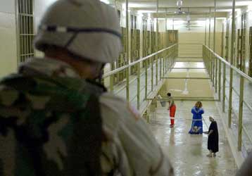 Στη σκιά του σκανδάλου στο Ιράκ οι ΗΠΑ απαγορεύουν σκληρές μεθόδους ανάκρισης