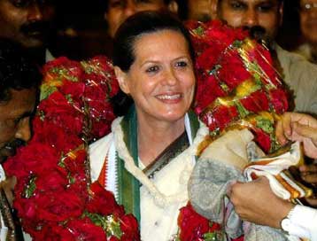 Η «βασίλισσα» Σόνια ένα βήμα πριν από την ανάληψη της πρωθυπουργίας της Ινδίας