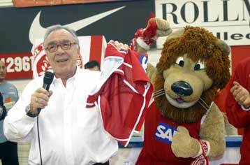 Αόριστες υποσχέσεις για γενική ενίσχυση σε ποδόσφαιρο και μπάσκετ από Κόκκαλη