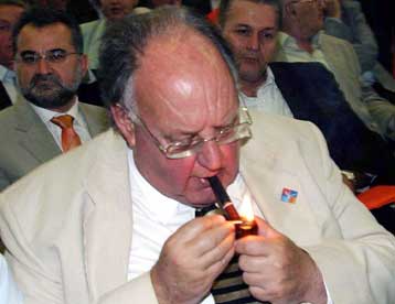 Στόχος της ΝΔ να οδηγήσει τη χώρα στις κάλπες το 2005, εκτιμά ο Θ.Πάγκαλος