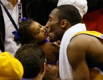 Πρόκριση των Λέικερς στον τελικό, προβάδισμα της Ιντιάνα 3-2 στους αγώνες με τους Χιτ