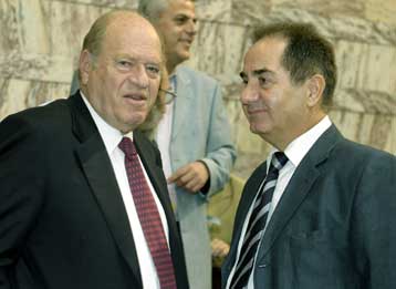 Το ενδεχόμενο ίδρυσης νέου κόμματος μελετούν πρώην βουλευτές και στελέχη του ΠΑΣΟΚ