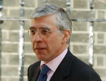 O Μπλερ δεν θα παραιτηθεί λόγω χαμηλής δημοτικότητας, διαβεβαιώνει ο Τζακ Στρο