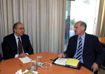 Την ανάγκη συνεργασίας εν όψει των ευρωεκλογών διαπίστωσαν Παπανδρέου-Ομήρου