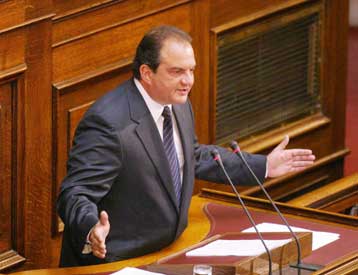 Νέες αιχμές Καραμανλή κατά της κυβέρνησης Σημίτη για τη συμφωνία της Νέας Υόρκης