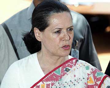 Καθυστερεί ο σχηματισμός κυβέρνησης συνασπισμού στην Ινδία υπό τη Σόνια Γκάντι