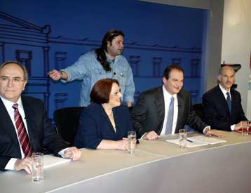 Τηλεοπτική «μονομαχία» με τον πρωθυπουργό ζητά ο Γιώργος Παπανδρέου