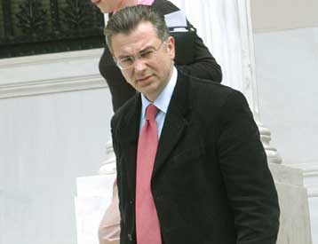 Σύμφωνος με τη διεξαγωγή των δύο ντιμπέιτ ο Κ.Καραμανλής, αλλά με ελεύθερο διάλογο