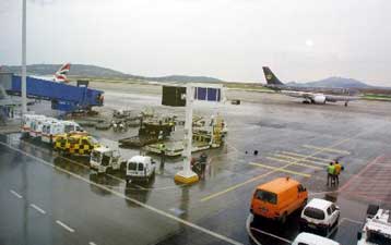 Πετρελαϊκό «καπέλο» στις τιμές των αεροπορικών εισιτηρίων