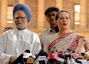 Αψηφώντας πιέσεις για την ανάληψη της πρωθυπουργίας η Σόνια Γκάντι στηρίζει τον Σινγκ