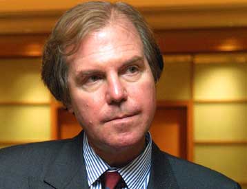 Η τεχνολογική πολυπλοκότητα στο στόχαστρο του Νεγκροπόντε-«Υπόσχεται» φθηνούς laptop