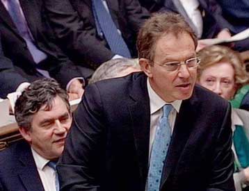 Μέλος οργάνωσης έριξε αβλαβή σκόνη στον Τόνι Μπλερ μέσα στη Βουλή των Κοινοτήτων