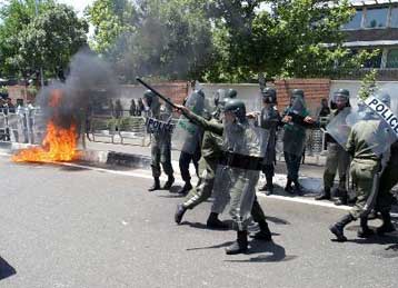 Βίαιες διαδηλώσεις στην Τεχεράνη κατά των αμερικανοβρετανικών «εγκλημάτων στο Ιράκ»