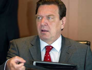 Ανεργος δάσκαλος, μέλος του SPD, χαστούκισε τον Σρέντερ σε προεκλογική εκδήλωση