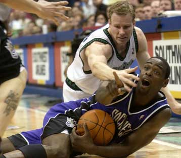 Στον τελικό της Δύσης οι Τίμπεργουλβς, μετά τη νίκη επί των Κινγκς με 83-80