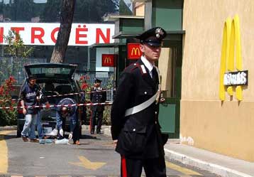 Εξουδετερώθηκαν δύο βόμβες έξω από κατάστημα McDonalds της Ρώμης