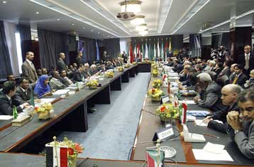 Ανησυχεί, αλλά αναβάλλει την απόφαση για το πετρέλαιο ο OPEC