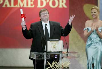 Στο ντοκιμαντέρ-καταγγελία «Fahrenheit 9/11» ο Χρυσός Φοίνικας