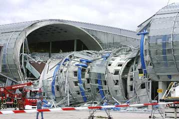 Πέντε νεκροί από την κατάρρευση τμήματος της στέγης του αεροδρομίου Σαρλ ντε Γκολ