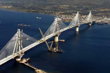 Το πρωί της Δευτέρας τοποθετούνται τα τελευταία μέτρα της γέφυρας Ρίου – Αντιρρίου