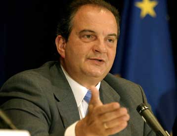 Μετωπική κυβέρνησης και ΠΑΣΟΚ για ντιμπέιτ και εθνικά θέματα