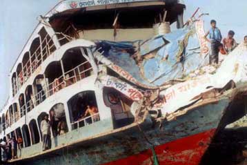 Τουλάχιστον οκτώ νεκροί και εκατοντάδες αγνοούμενοι από ναυάγιο στο Μπανγκλαντές