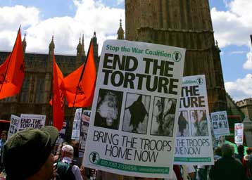 Ατιμωρησία και μετά την παράδοση της εξουσίας στο Ιράκ προωθούν ΗΠΑ και Βρετανία