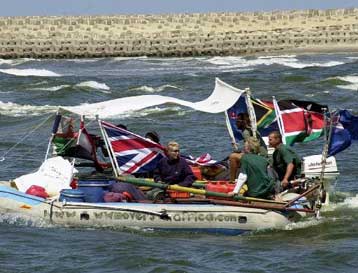Πολυεθνική ομάδα γιορτάζει τον πρώτο διάπλου του Νείλου