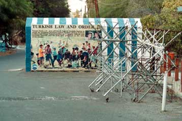 Δεν καταργείται η επίδειξη διαβατηρίων για τους Ελληνοκύπριους στην Πράσινη Γραμμή