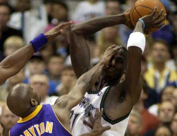 Οι Τίμπεργουλβς νίκησαν τους Λέικερς φέρνοντας στα «ίσα» το πρωτάθλημα