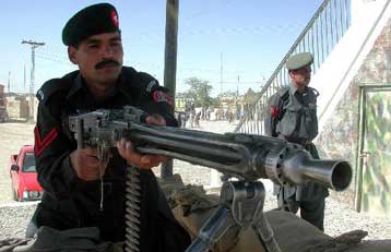 Επίθεση με χειροβομβίδα προκαλεί τον τραυματισμό 14 αστυνομικών στο Πακιστάν