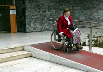 Πρόστιμα έως και 100.000 ευρώ σε δημόσιες υπηρεσίες που δεν είναι προσβάσιμες από ΑΜΕΑ