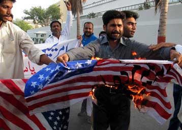 Πέντε τραυματίες από έκρηξη παγιδευμένου οχήματος στο λιμάνι του Καράτσι