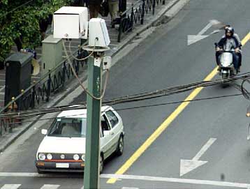 Είκοσι πέντε νέες κάμερες σε Αθήνα, Πειραιά για τις παραβάσεις στις λεωφορειολωρίδες