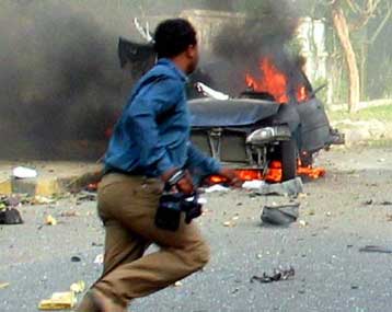 Μπαράζ εκρήξεων στο Καράτσι με έναν νεκρό και τουλάχιστον 27 τραυματίες