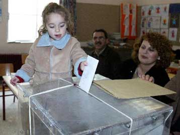 Ισχυρό προβάδισμα ΝΔ στο δρόμο προς τις ευρωεκλογές δίνουν Metron Analysis και MRB