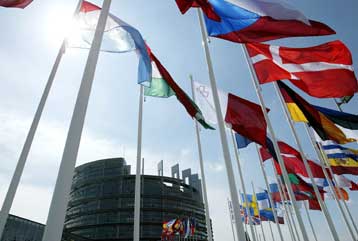 Σε υψηλό επίπεδο η συμμετοχή των Ελλήνων στις ευρωεκλογές, σύμφωνα με το Ευρωβαρόμετρο