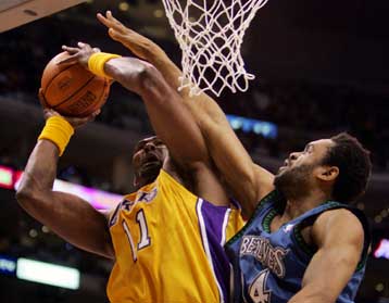 Προβάδισμα για την πρόκριση στον τελικό πήραν οι Λέικερς