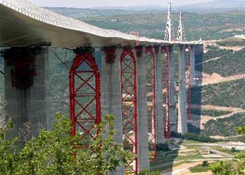 Ολοκληρώθηκε στη Γαλλία το κατάστρωμα της υψηλότερης γέφυρας του κόσμου