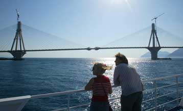 Συμβολική τελετή στο κατάστρωμα της γέφυρας από τους δημάρχους Ρίου και Αντιρρίου