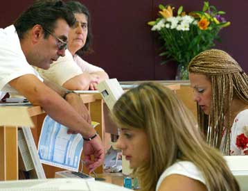 Οι νέοι φόροι που προωθεί η κυβέρνηση για τα εισοδήματα του 2005