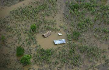 Τους 1.000 αγγίζουν οι νεκροί από καταρρακτώδεις βροχοπτώσεις στην Αϊτή