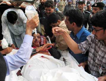 Τουλάχιστον 15 νεκροί στο Καράτσι από έκρηξη βόμβας σε τέμενος σιιτών