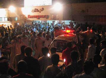 Ο Μουσαράφ δεσμεύεται για τερματισμό της βίας μετά την αιματηρή έκρηξη στο Καράτσι