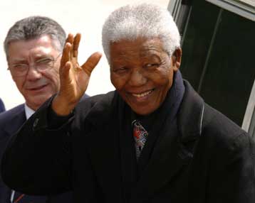 Αποσύρεται από την ενεργό δράση ο ηγέτης της Νοτίου Αφρικής Νέλσον Μαντέλα