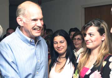 Συζήτηση για την ανεργία είχε ο πρόεδρος του ΠΑΣΟΚ με νέους στο δήμο Ιλίου