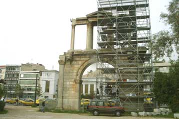 Φεύγουν οι σκαλωσιές στα τέλη Ιουνίου από την Πύλη του Αδριανού