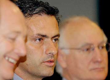 Τριετές συμβόλαιο συνεργασίας στην Τσέλσι υπέγραψε ο Μουρίνιο-Στη Βαλένθια ο Ρανιέρι